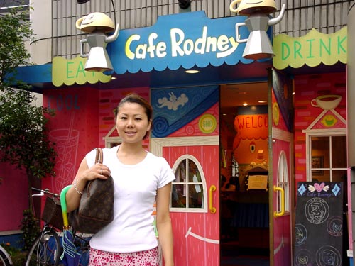 Miyuki-chan in front of Cafe Rodney